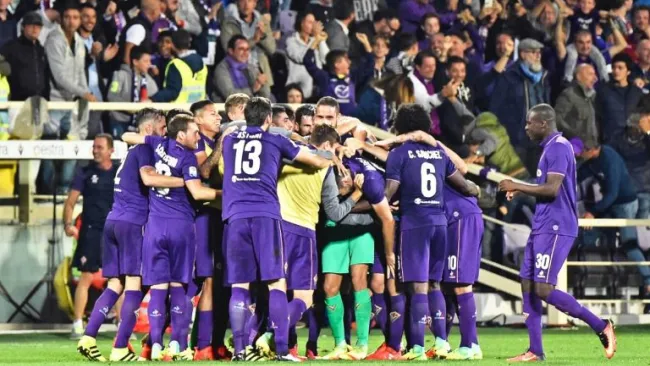 Jugadores de la Fiorentina celebran la victoria frente a la Roma