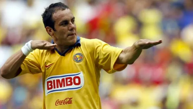 Cuauhtémoc Blanco celebrando un gol con el América