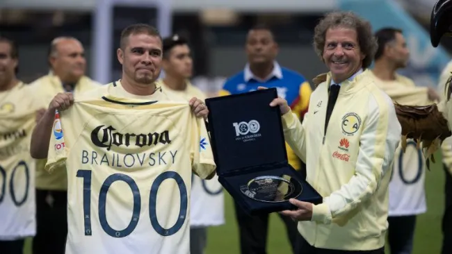Ruso Brailovsky posa en su homenaje del centenario americanista