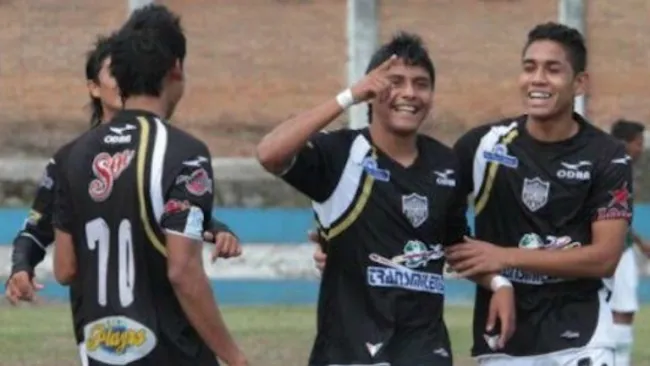 Éder Gutiérrez celebra un tanto con Albinegros de Orizaba