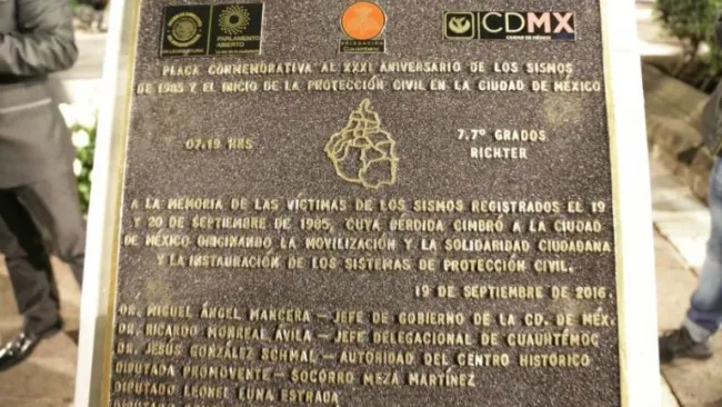 Placa conmemorativa del sismo de 1985 que sacudió a la CDMX