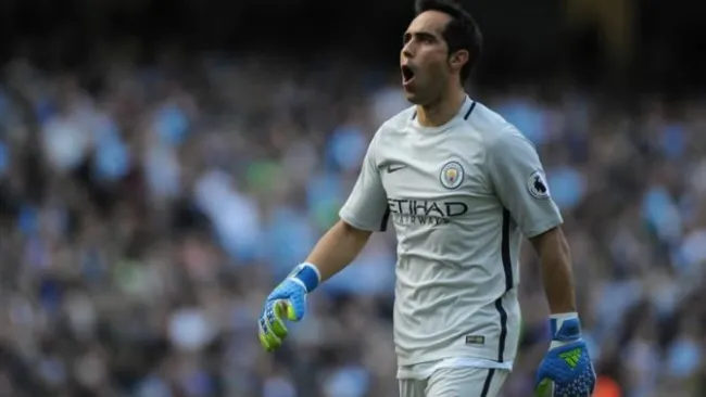 Claudio Bravo con el Manchester City lanza gritos de animo