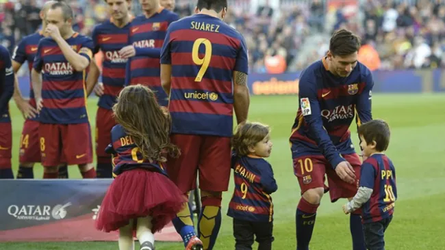 Messi y Suárez, con sus hijos en el Camp Nou