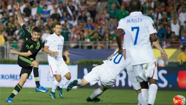 Oribe Peralta dispara a gol en un partido entre el Tri y EU en 2015