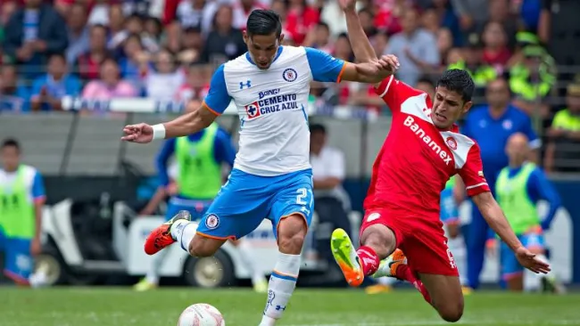 Jorge Benítez y Francisco Gamboa, durante el partido entre Cruz Azul y Toluca en el C2016