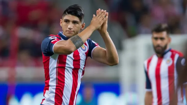 Pulido aplaude una jugada en uno de sus primeros juegos con Chivas