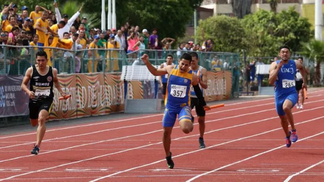 Competidores en la prueba 4x100 metros relevos, durante la Universiada Nacional 2016