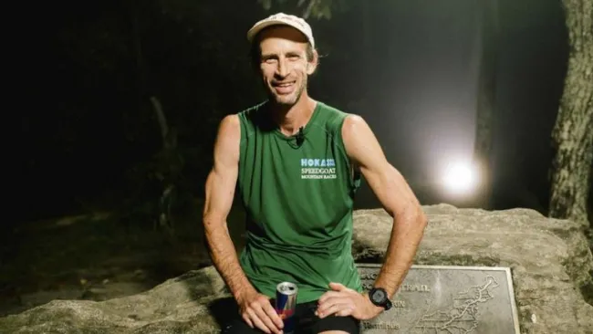 Karl Meltzer posa al terminar el Appalachian Trail