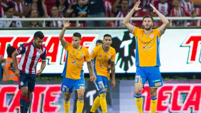 Jugadores de Tigres, durante el encuentro en Guadalajara