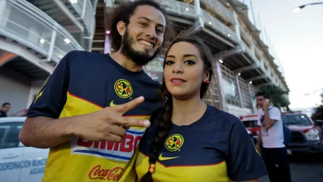 Seguidores del América, en las afueras del Estadio Victoria
