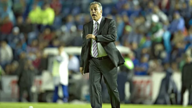 Tomás Boy da indicaciones en juego contra Toluca