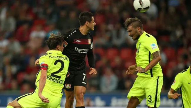 Chicharito remata contra el Augsburgo