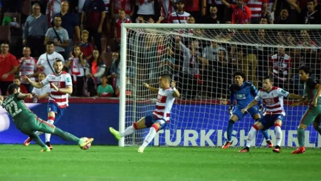 Ochoa observa un tiro del Athletic