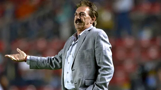 La Volpe da indicaciones desde el banquillo