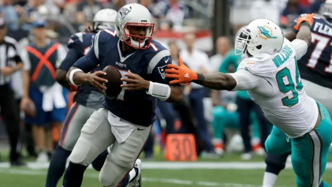 Jacoby Brissett a punto de mandar un pase