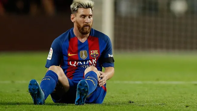 Messi se lamenta tras lesionarse contra Atlético de Madrid