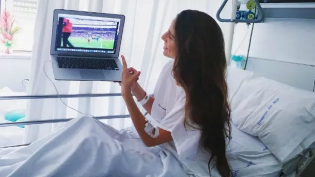 Lucía Villalón observa el partido de Chicharito desde el hospital