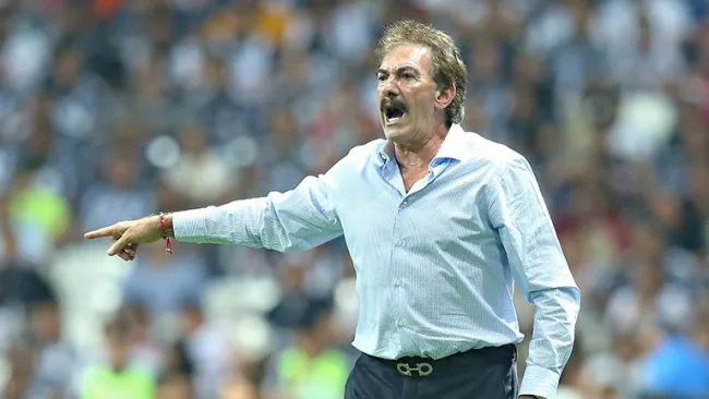 La Volpe, durante un encuentro como técnico de Jaguares