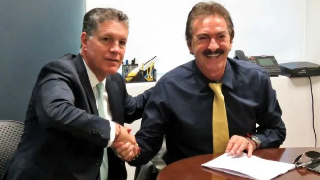 La Vople firmando su contrato con el América