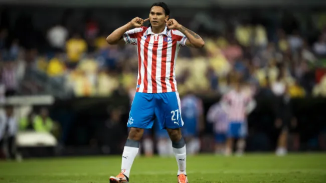 Carlos Peña festeja un gol con Chivas en Clásico Nacional
