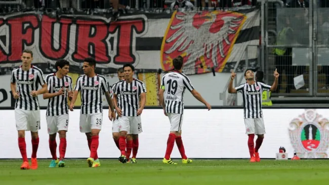 Marco Fabián celebrando su gol frente al Bayer Leverkusen