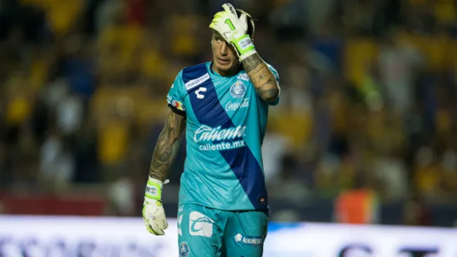 Cristian Camnpestrini se lamenta en partido de Puebla 
