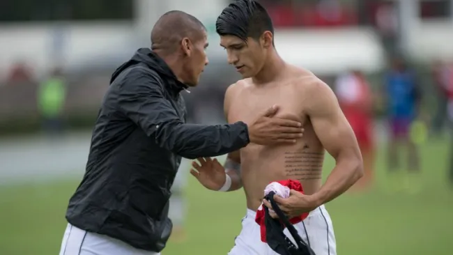 Salcido conversa con Pulido tras la caída contra Toluca