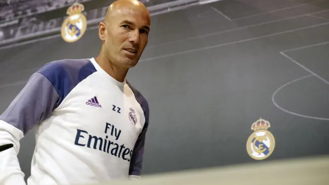 Zinedine Zidane arriba a la conferencia de prensa