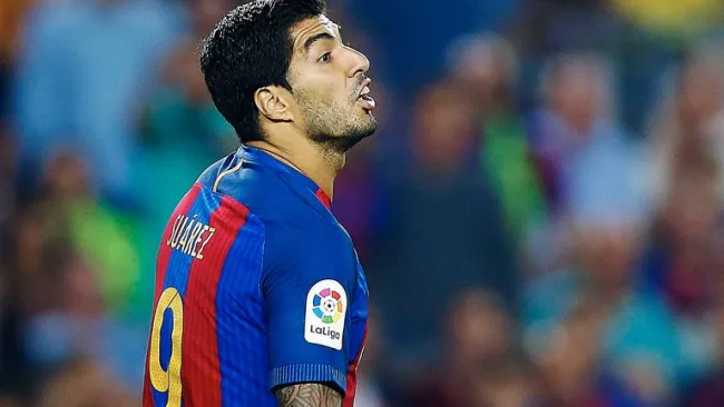 Luis Suárez reclama durante el juego contra Atlético de Madrid