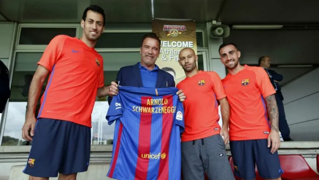 Jugadores del Barcelona se retratan con Schwarzenegger