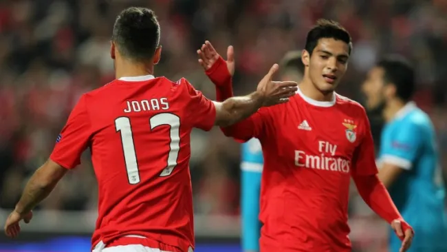 Raúl Jiménez y el brasileño Jonas 