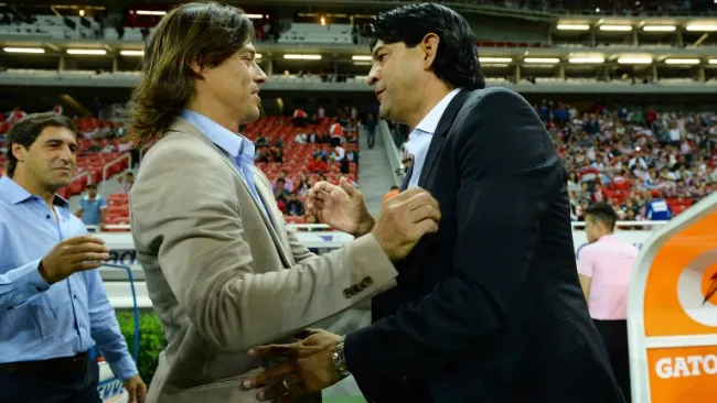 Almeyda y Cardozo se saludan previo a un compromiso