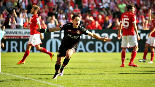 Chicharito celebra el gol contra el Mainz