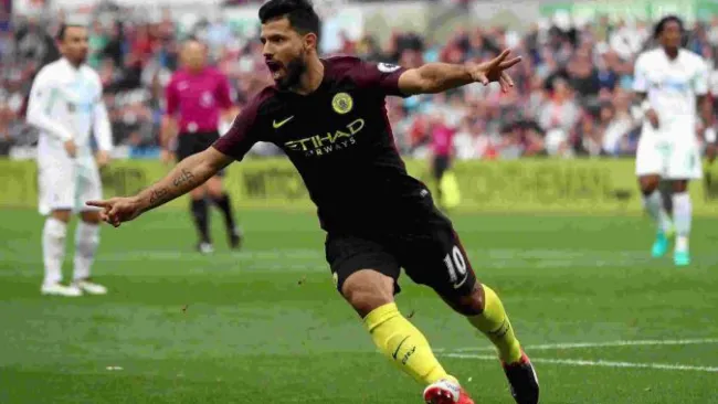 Kun Agüero celebra un tanto contra Swansea en Premier
