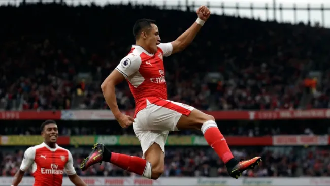 Alexis Sánchez celebra gol en su Centenario con el Arsenal