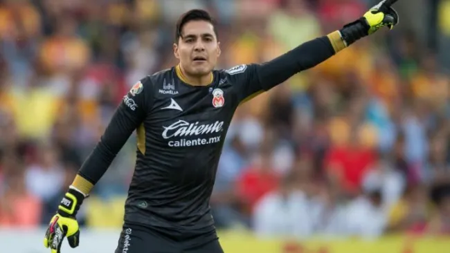 Carlos Felipe Rodríguez da indicaciones a sus compañeros