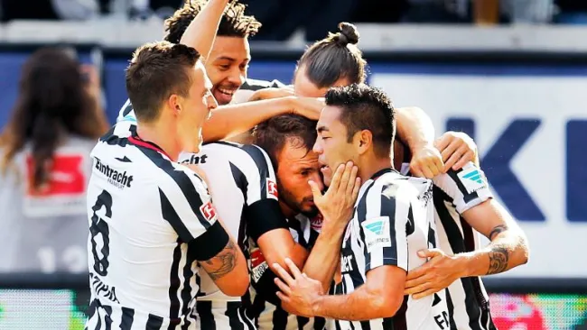 Fabián celebra con sus compañeros en el Frankfurt