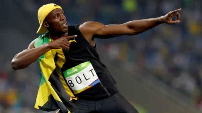Bolt celebra una de sus medallas de oro en Río 2016