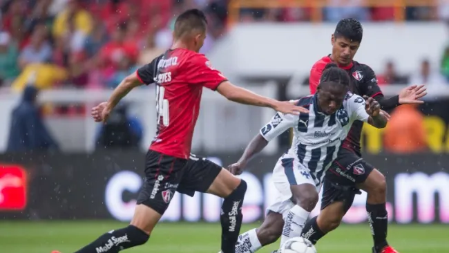 Luis Reyes intenta quitarle el balón a Yimmi Chará 