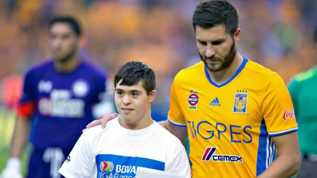 Gignac junto al niño que entregó el balón para el duelo entre Tigres y Cruz Azul