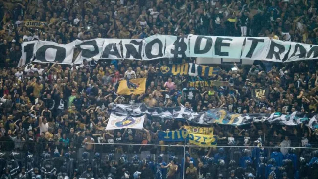 La manta desplegada por la afición de Pumas