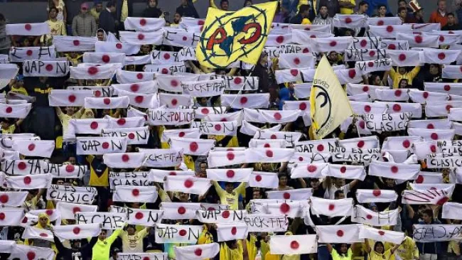 Aficionados del América muestran banderas de Japón 