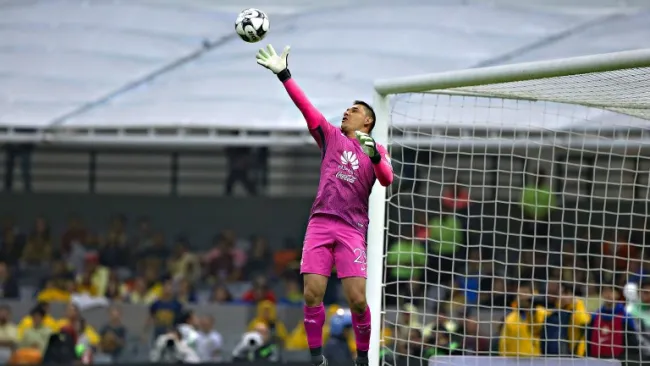 Moisés Muñoz ataja un balón en el juego contra Pumas