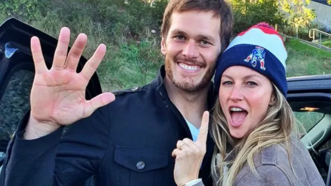 Gisele Bündchen y Tom Brady saludan a sus fans