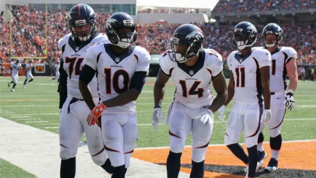Emmanuel Sanders celebra una anotación en el partido contra Cincinnati