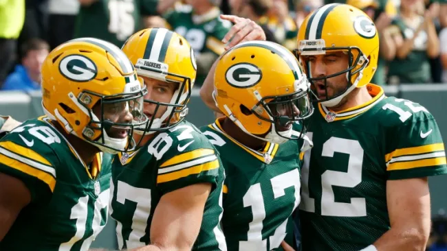 Aaron Rodgers y los jugadores de la ofensiva de Green Bay celebran un TD