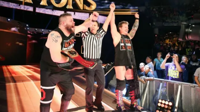 Kevin Owens (izq) festeja su triunfo en Clash of Champions