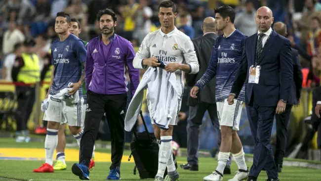 Cristiano Ronaldo abandona la cancha tras finalizar el duelo
