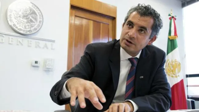 Ochoa Reza durante una plática