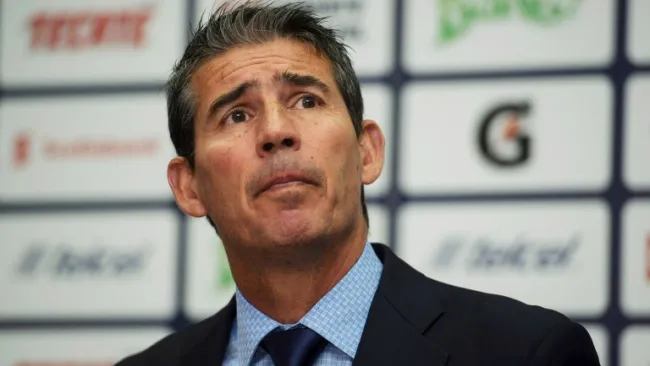 Eduardo De La Torre durante la presentación de Erick Torres como refuerzo de Cruz Azul